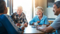 Ouderen zitten gezellig koffie te drinken