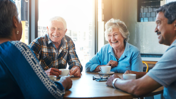 Ouderen zitten gezellig koffie te drinken