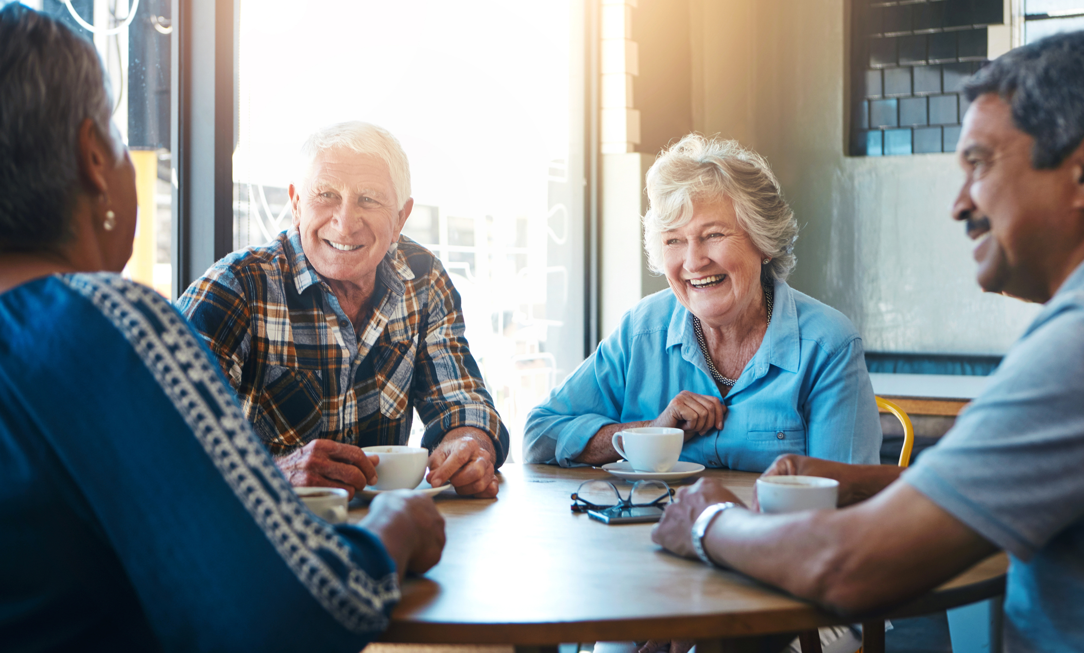Ouderen zitten gezellig koffie te drinken