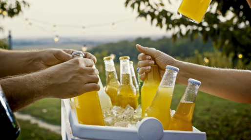 Frisdrank in koelbox met ijs