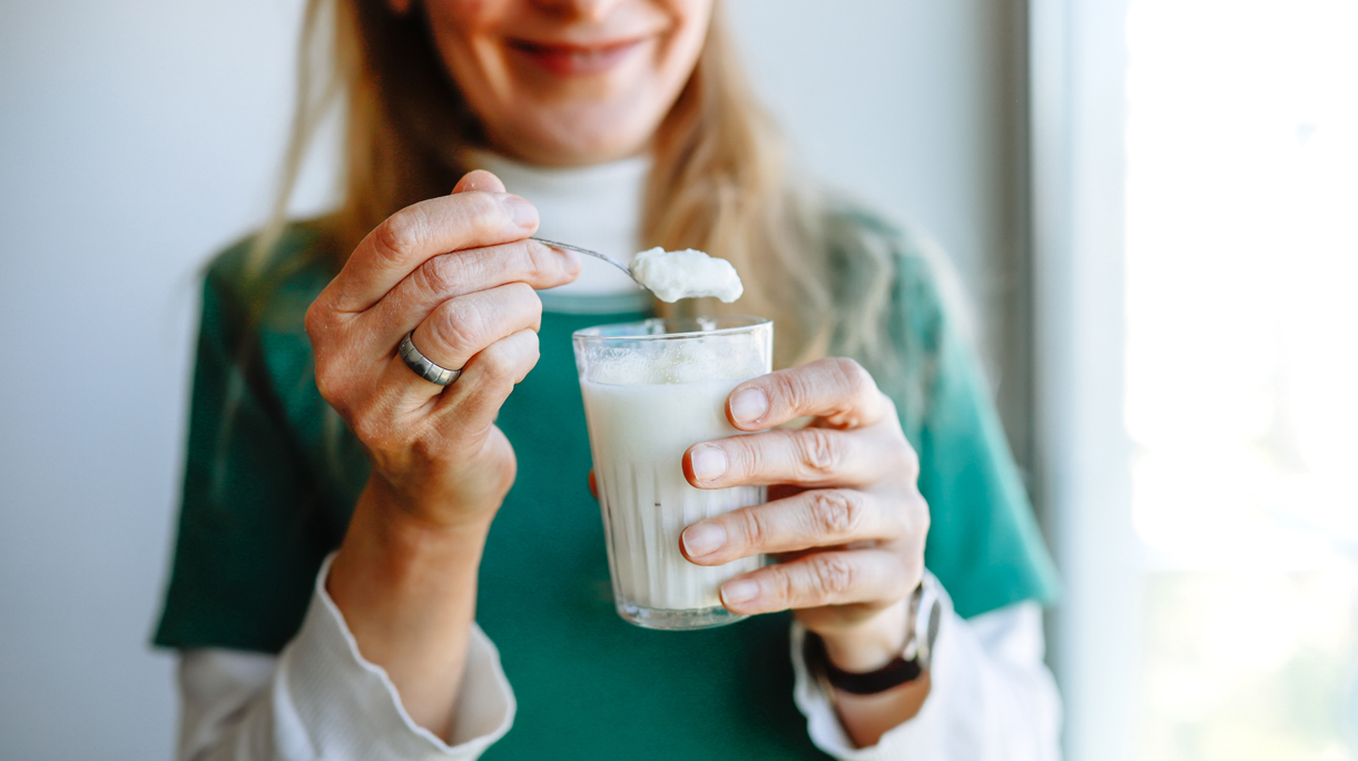 vrouw eet yoghurt