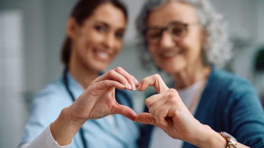 Twee vrouwen maken samen met hun handen een hart