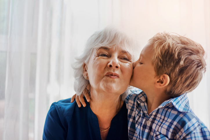 Oma krijgt klapzoen op wang van kleinzoon