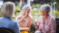 vrouwen drinken op terras