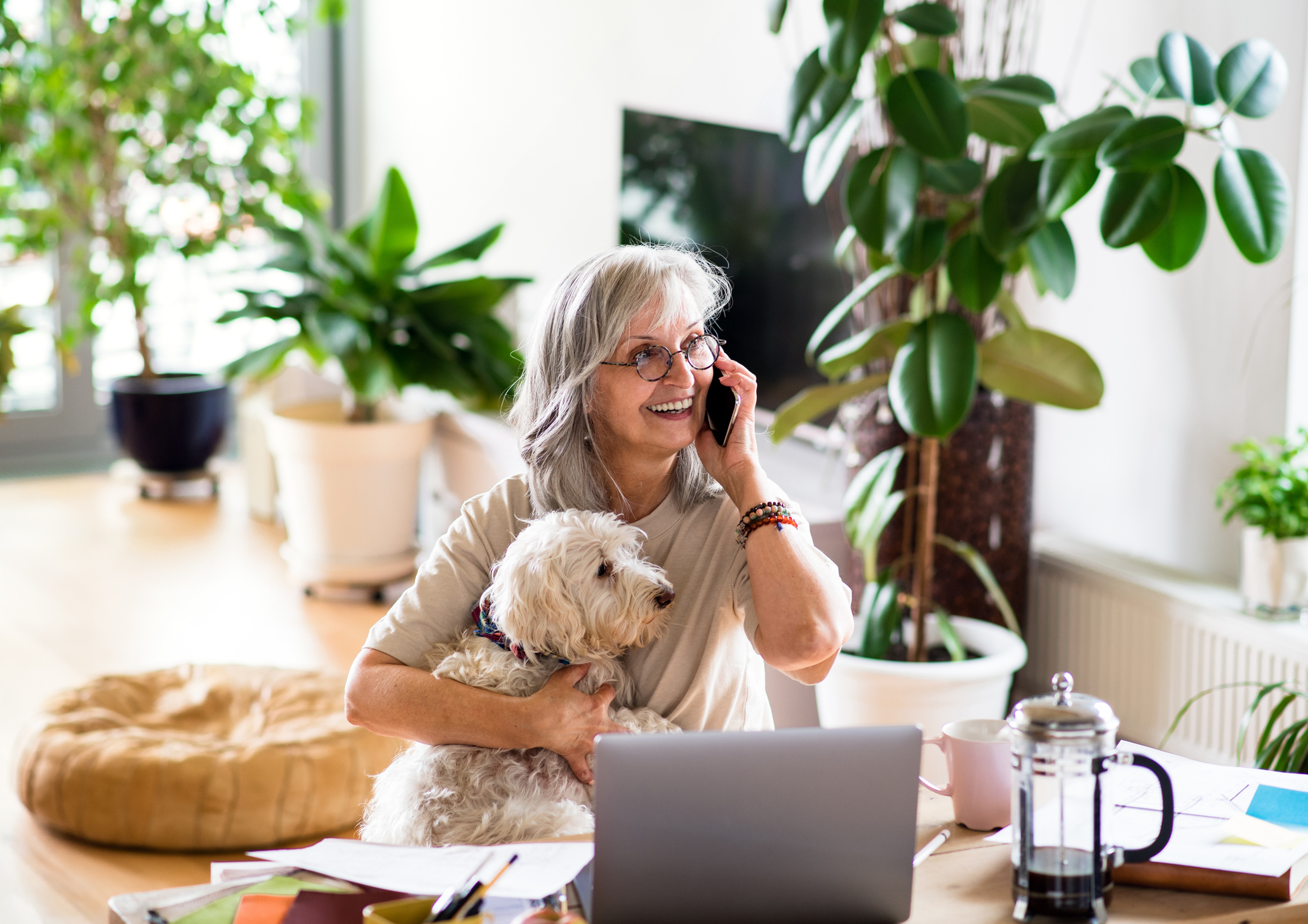 Vrouw met hond voert een vrolijke telefoongesprek