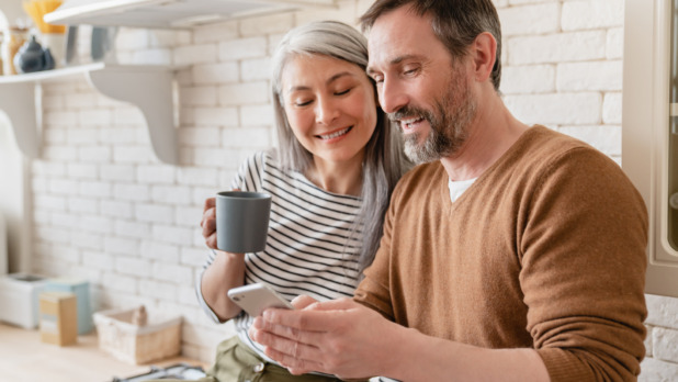 Man zet gegevens over op nieuwe smartphone