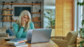 Vrouw doet thuis financiele huishouding