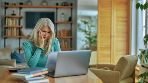Vrouw doet thuis financiele huishouding