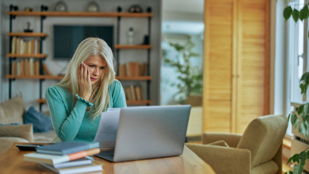 Vrouw doet thuis financiele huishouding