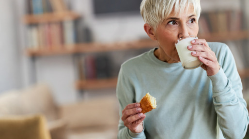 vrouw drinkt drinkyoghurt