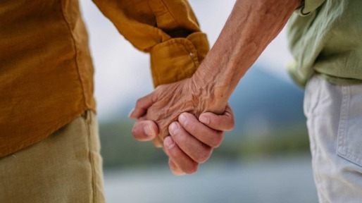 ouder stel hand in hand