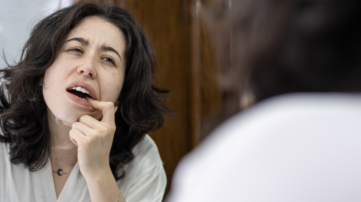 vrouw met clownseczeem bij haar mond