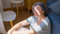 oudere vrouw zit binnen in de zon