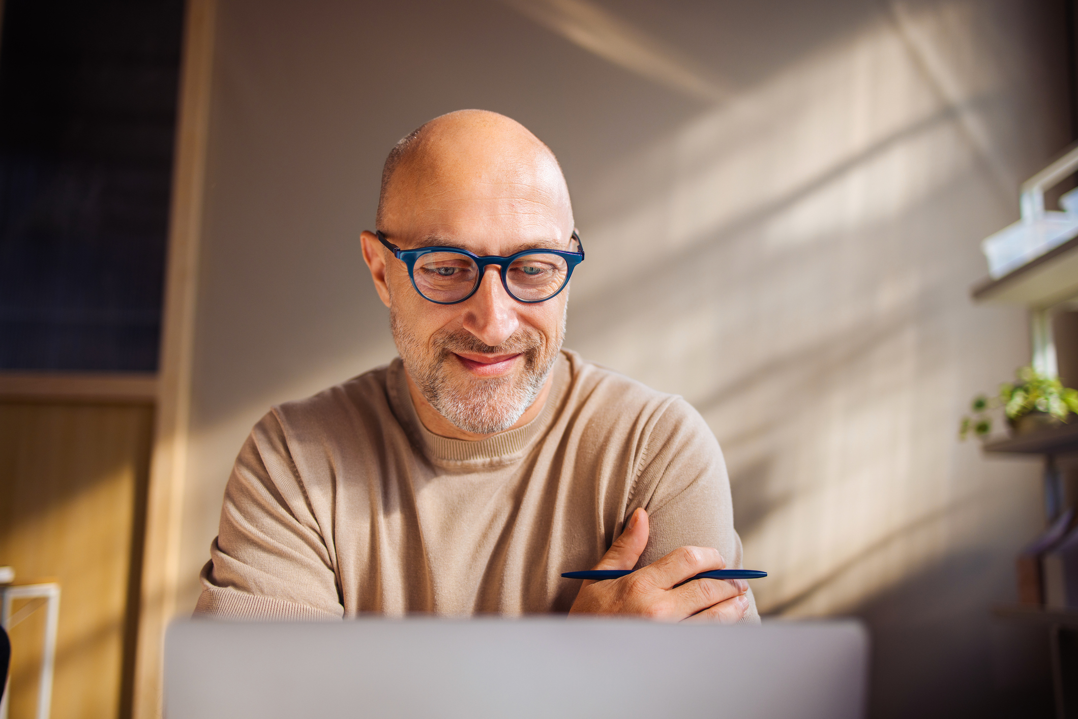 Man aan het werk achter laptop