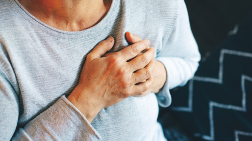 vrouw met handen op hart
