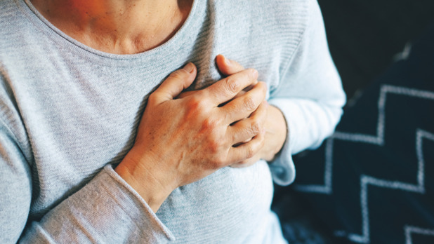 vrouw met handen op hart