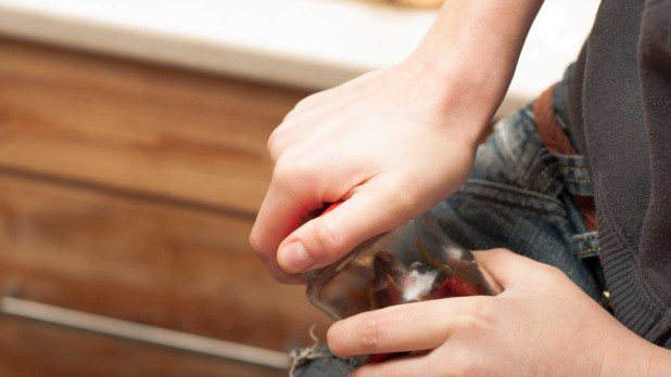 Vrouw heeft moeite pot open te maken