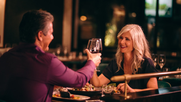 Man en vrouw samen uit eten