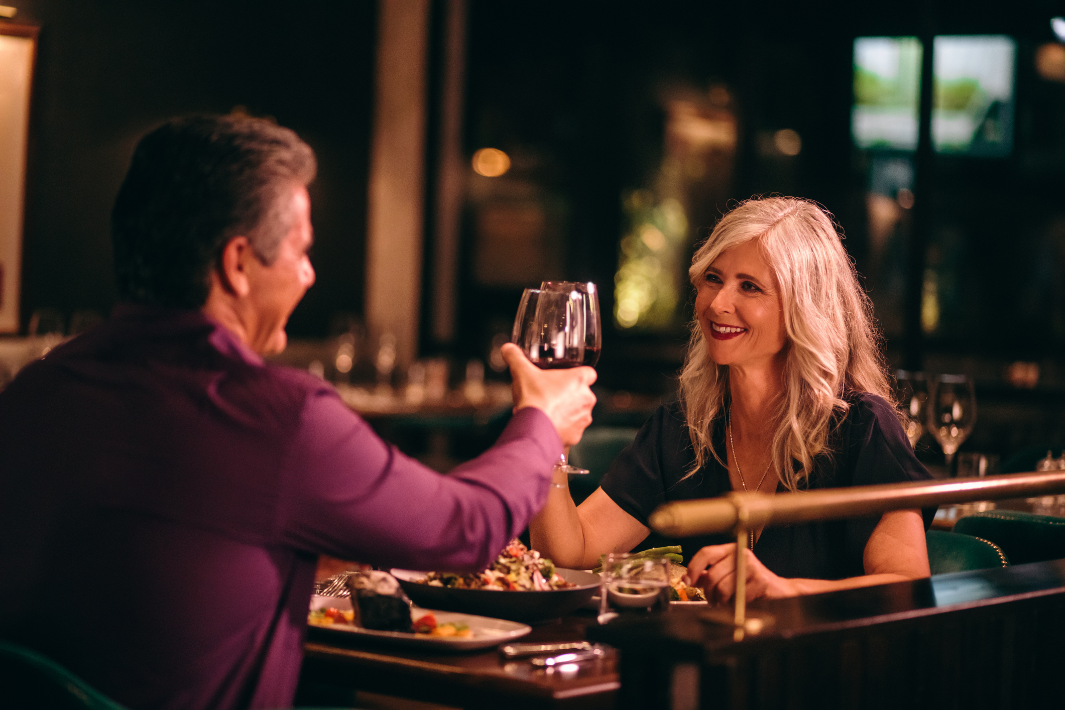 Man en vrouw samen uit eten
