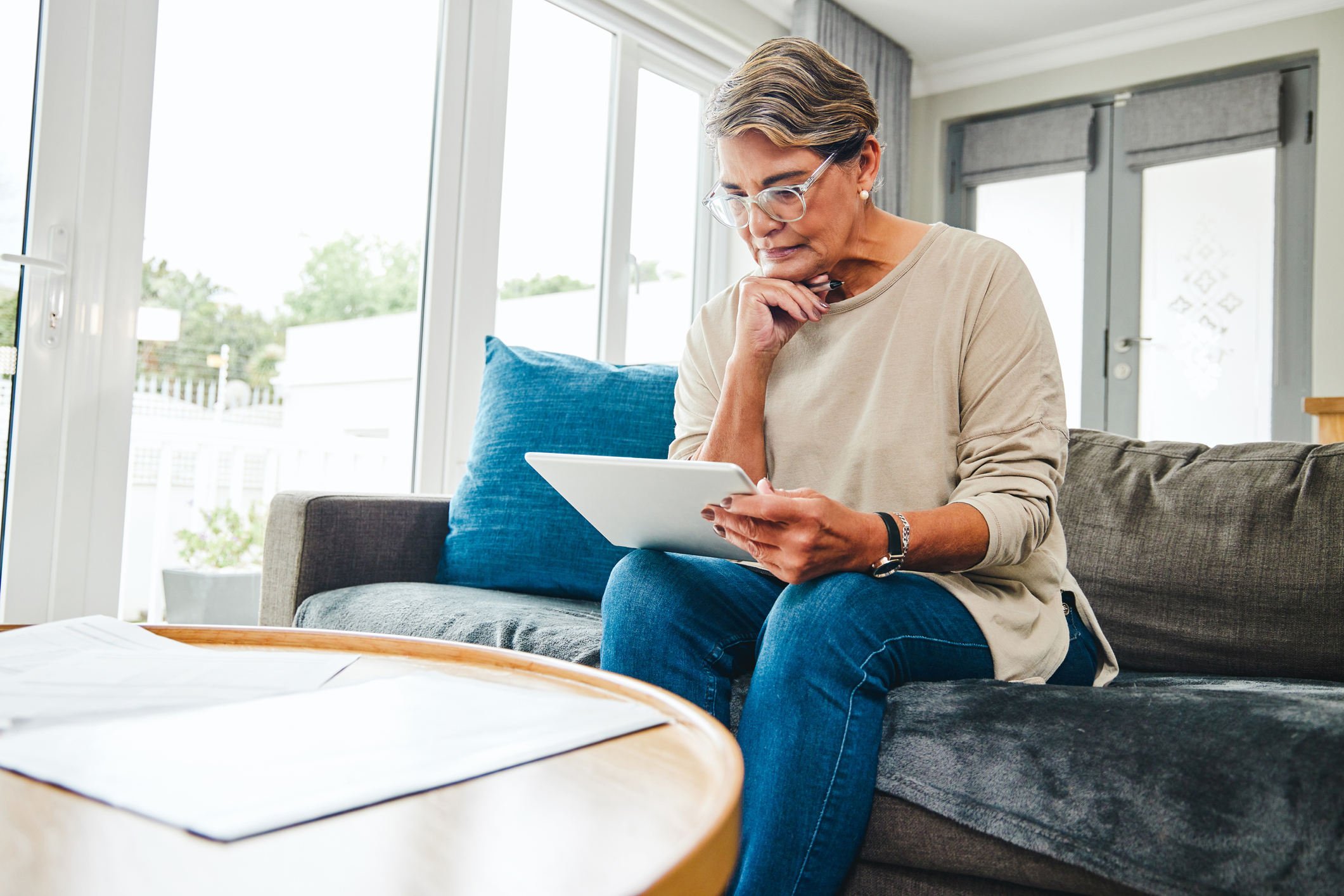 Vrouw met tablet regelt testament