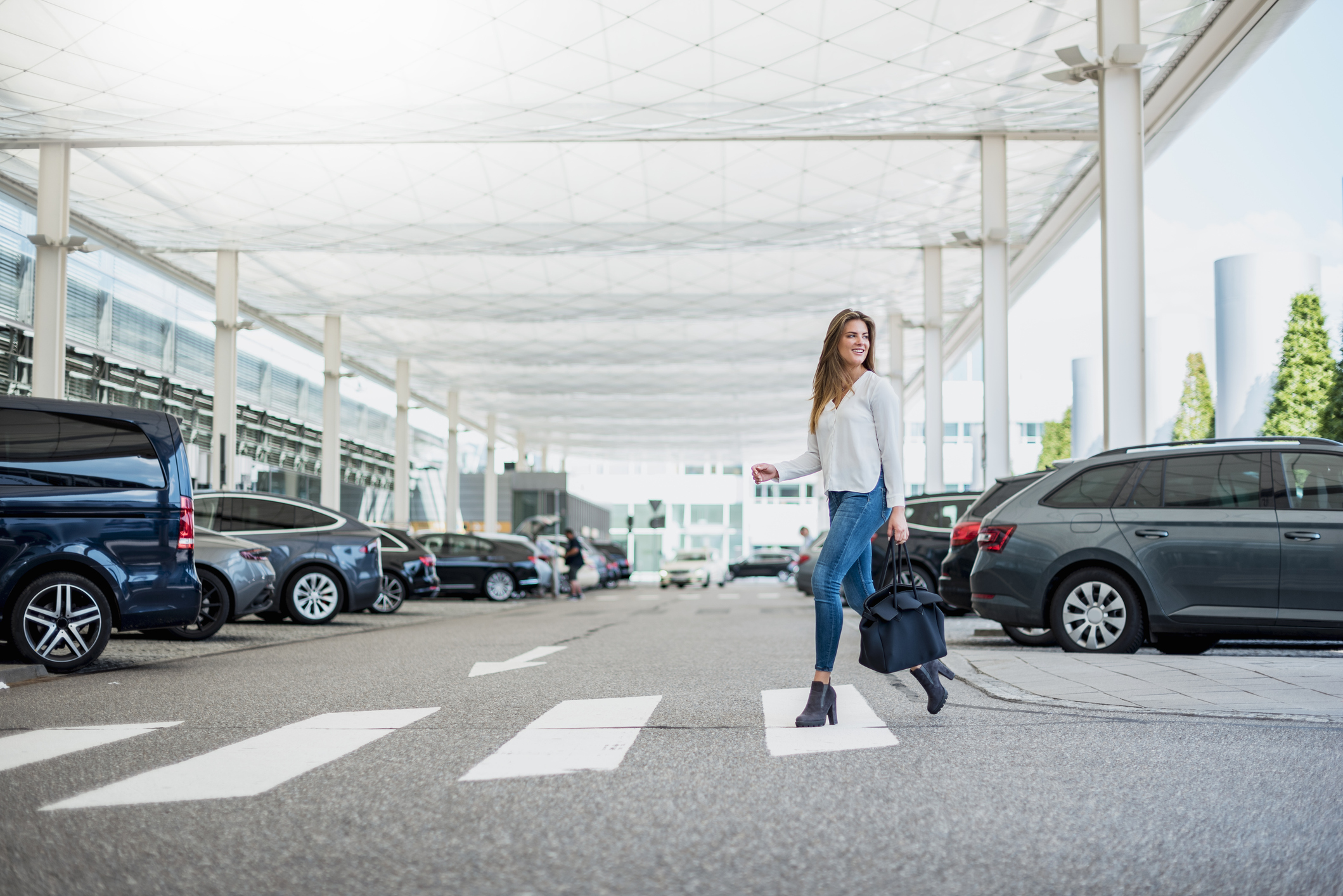 Vrouw op de parkeerplaats bij luchthaven