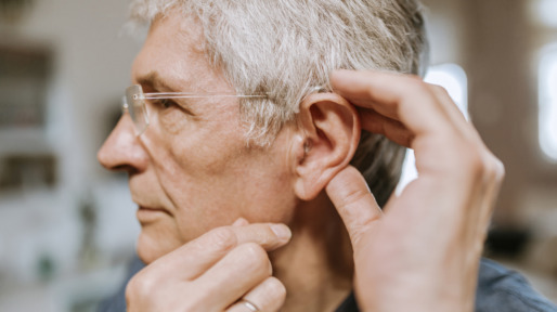 man met hoortoestel