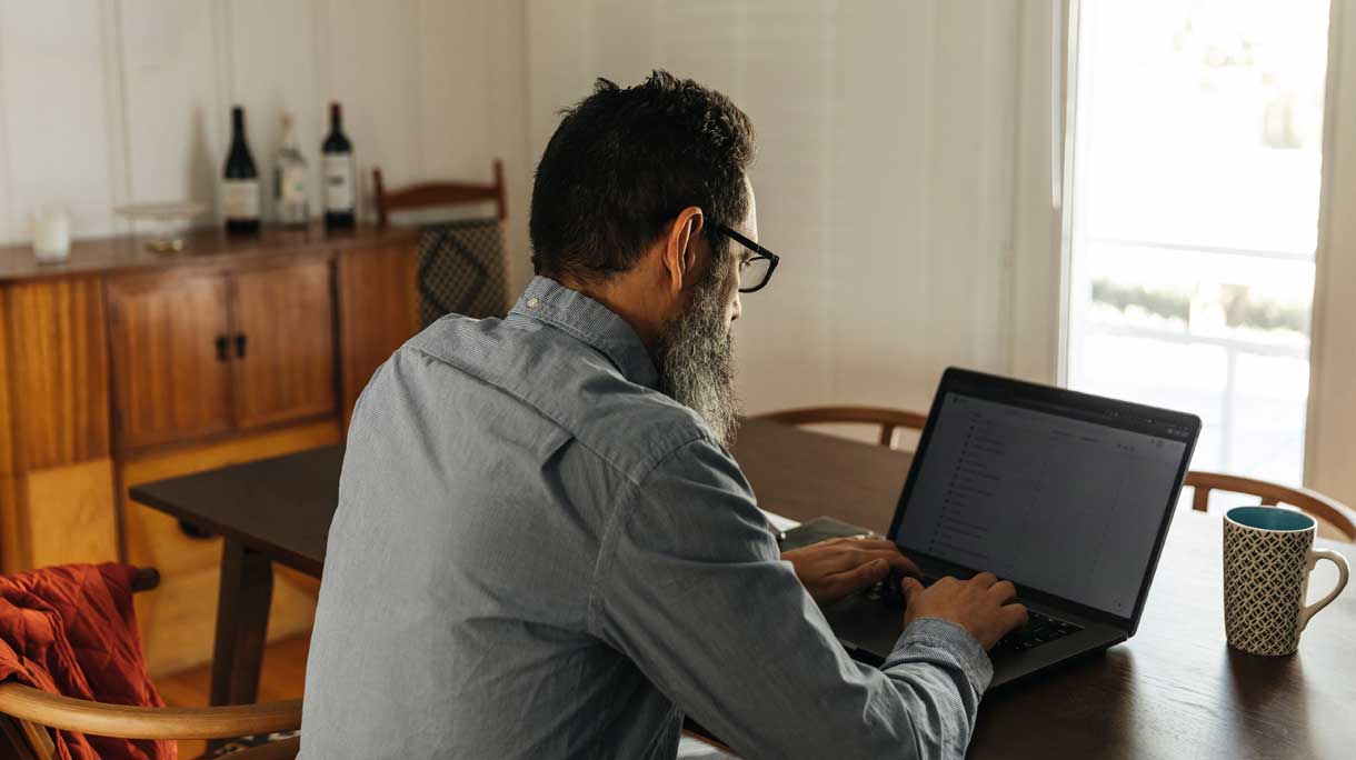 man achter laptop