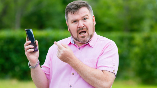Man is boos en verongelijkt aan de telefoon in de tuin