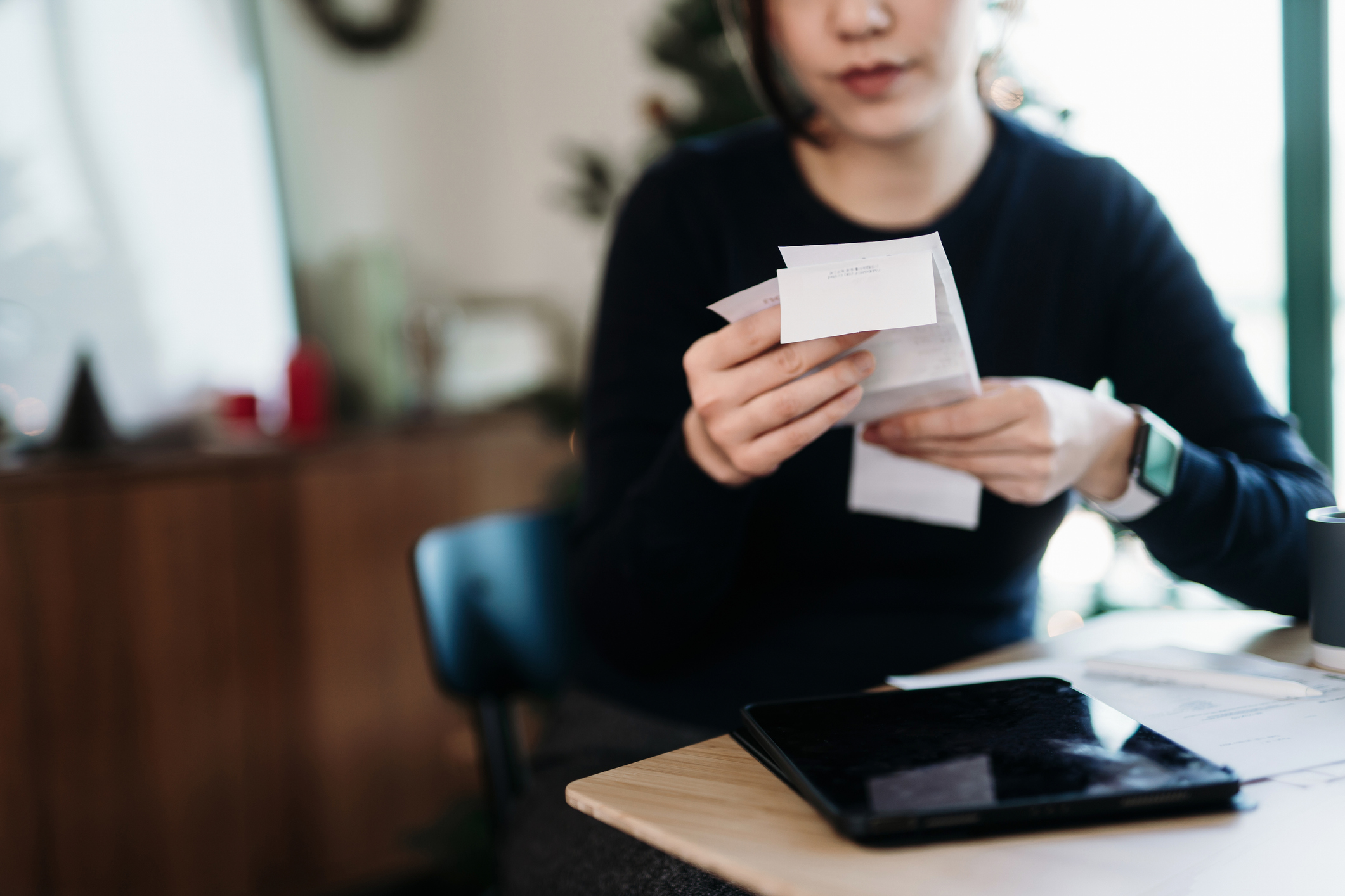 Vrouw checkt bonnen voor garantie