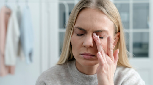 Vrouw wrijft in haar pijnlijke ogen