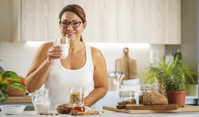 vrouw drinkt melk