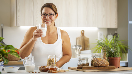 vrouw drinkt melk