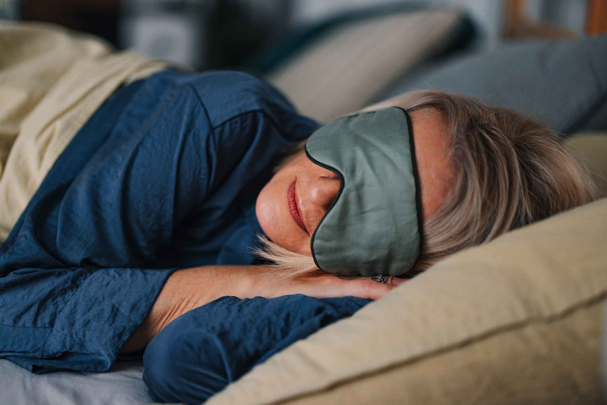 Vrouw ligt te slapen met slaapmasker op