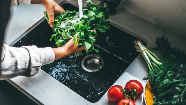 Groente wassen onder de kraan