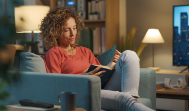 Vrouw leest boek