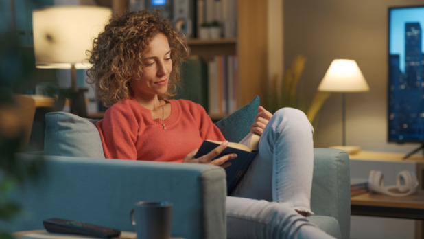 Vrouw leest boek