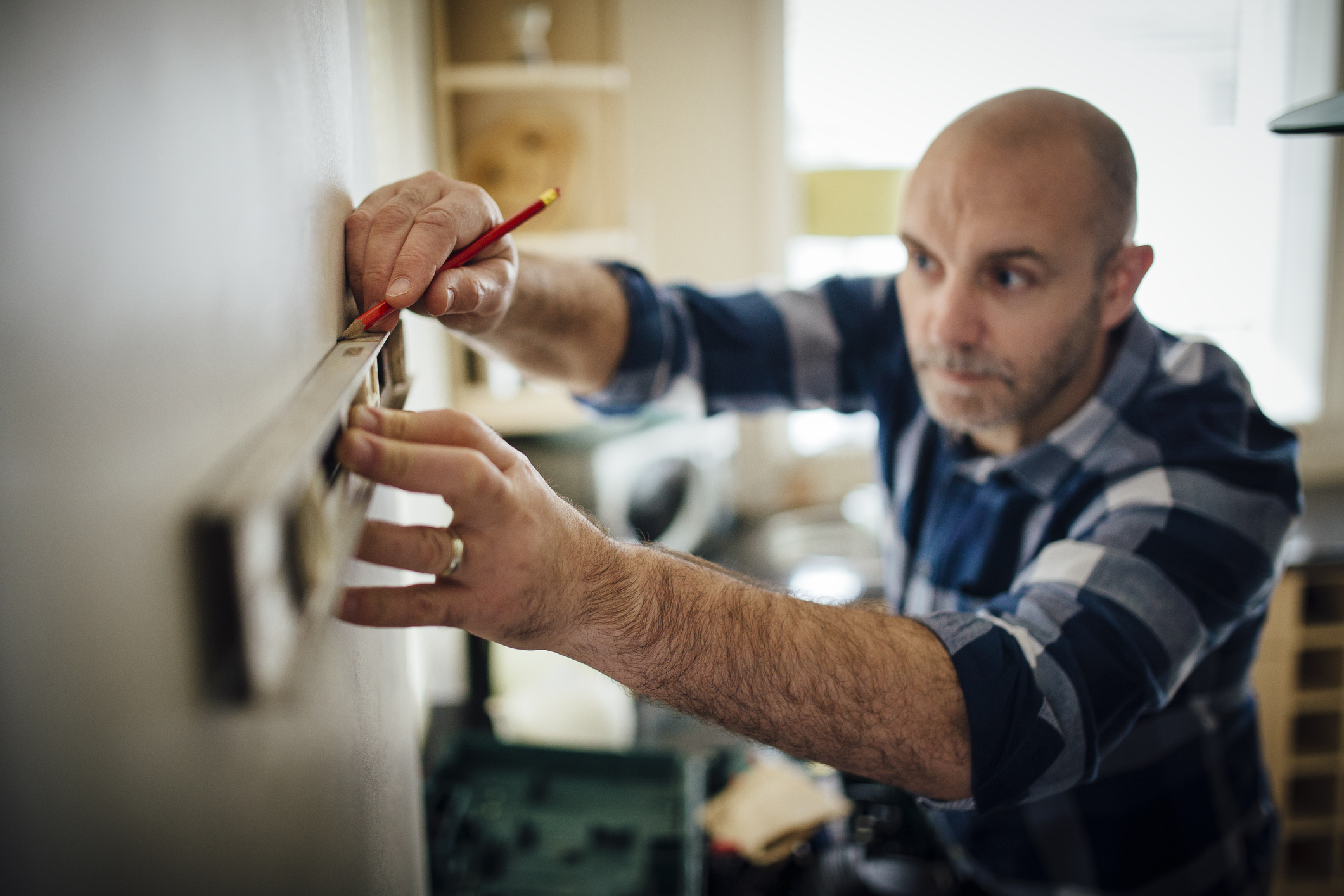 Man is aan het klussen in de keuken