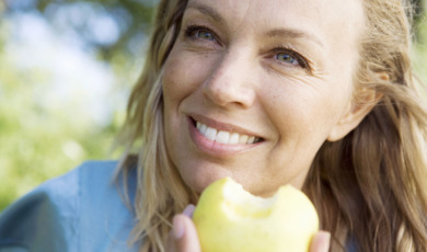 vrouw eet appel