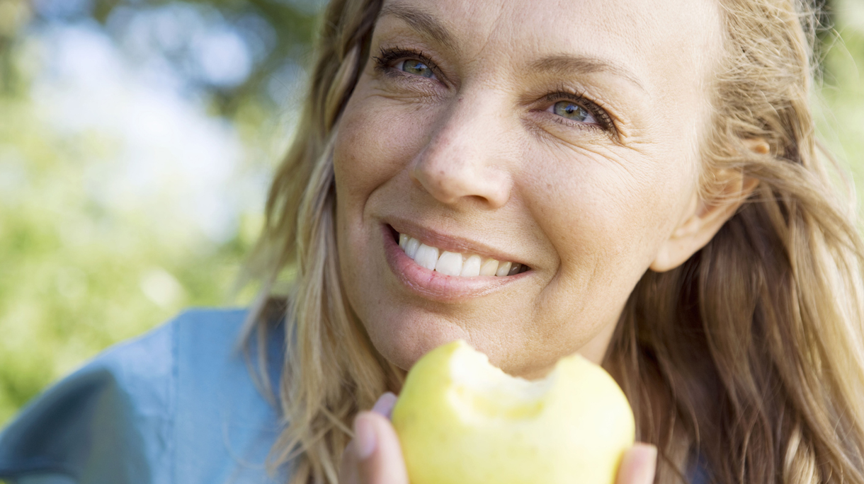 vrouw eet appel