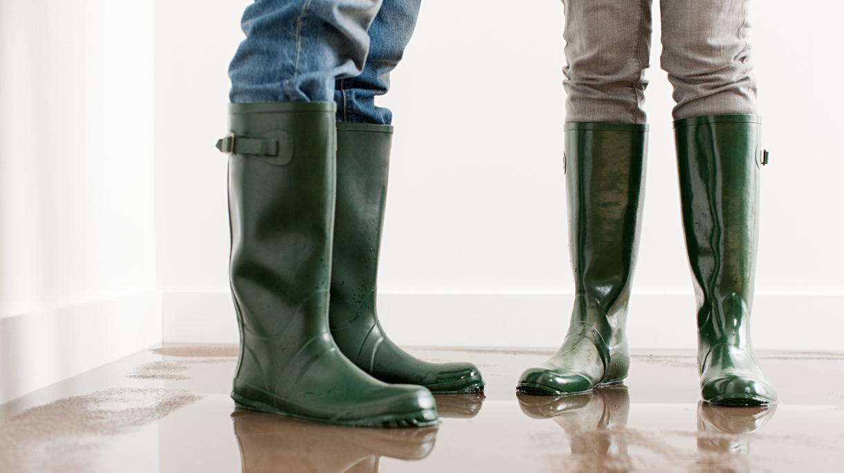 laarzen aan water in huis