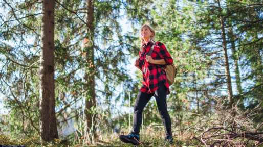 Vrouw wandelt op een mooie herfstdag door de bossen