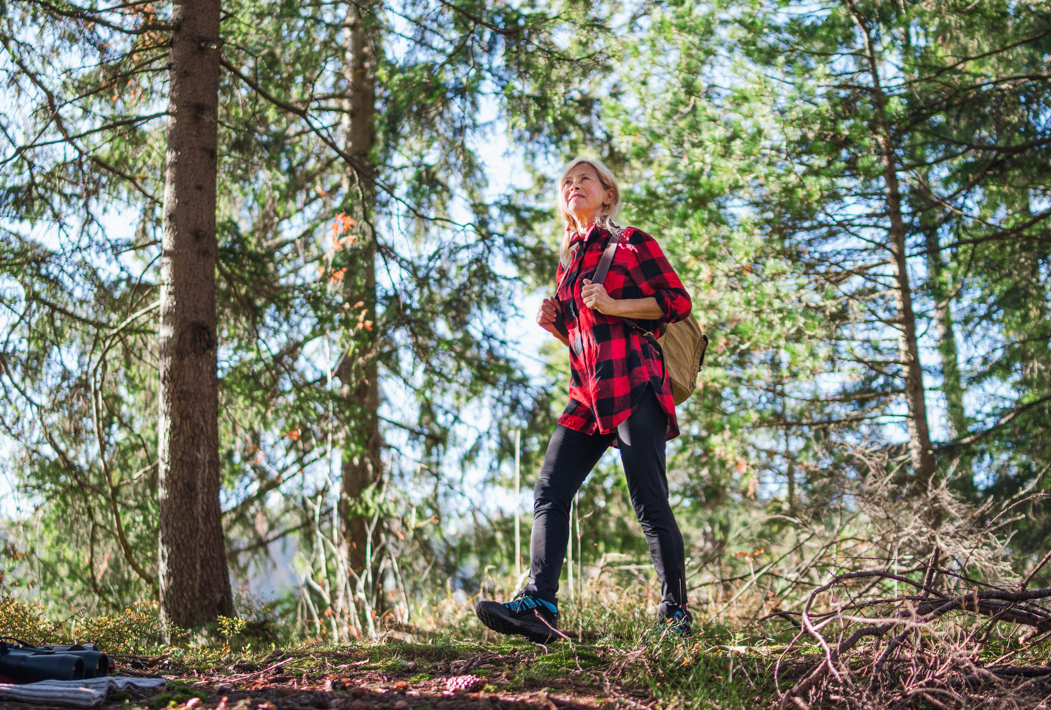 Vrouw wandelt op een mooie herfstdag door de bossen
