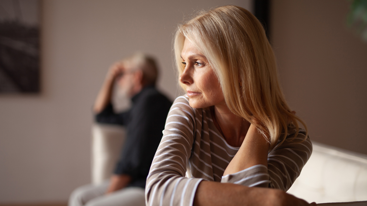 Ouder stel heeft een conflict zitten op de bank