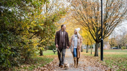 stel wandelt buiten met hond in de herfst