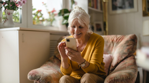 Vrouw regelt haar geldzaken met een bankierapp