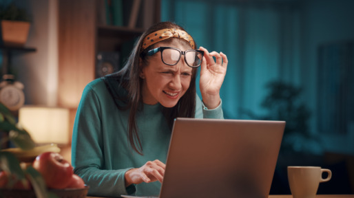 Vrouw bezig met laptop