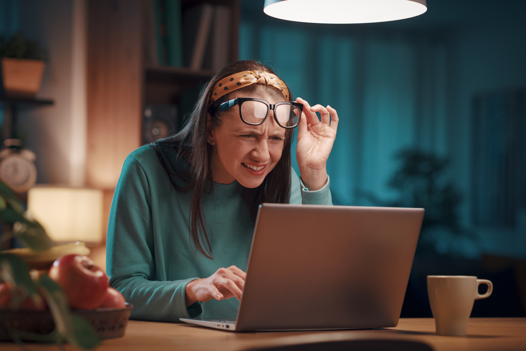 Vrouw bezig met laptop
