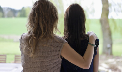 Vrouw en dochter vanaf de achterkant