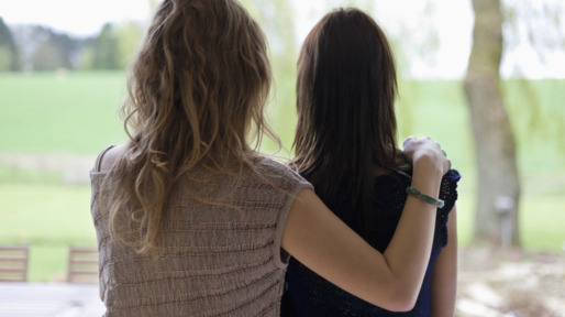 Vrouw en dochter vanaf de achterkant