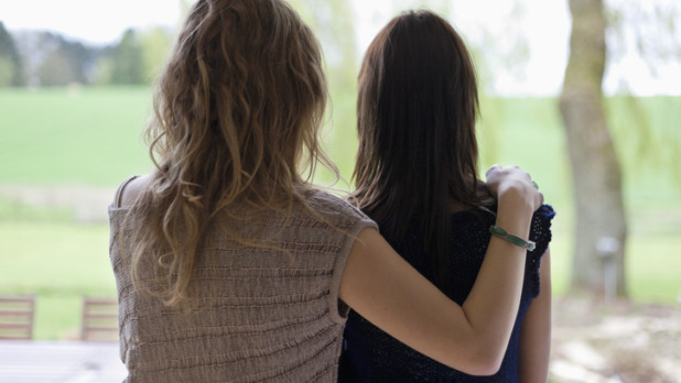 Vrouw en dochter vanaf de achterkant